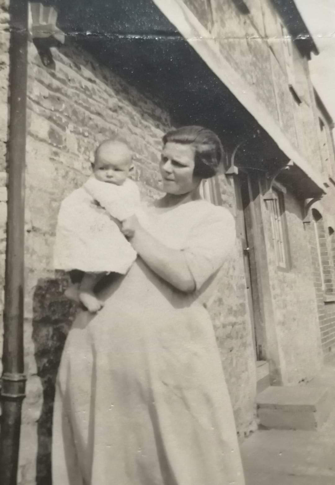 Lilian Collett holding baby Joan on Chapel Street, Bicester (c.1922)