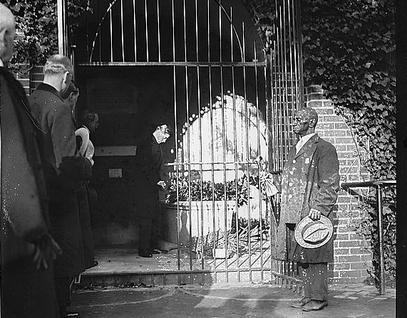 Prince of Wales in tomb of Washington