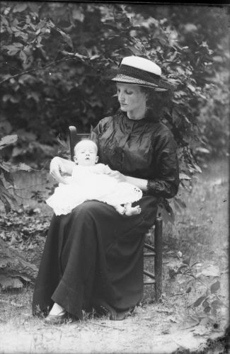 Unknown woman and baby, TN