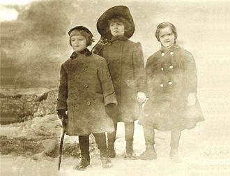 Marjorie, Louis, & Dorothy Keswick, 1912