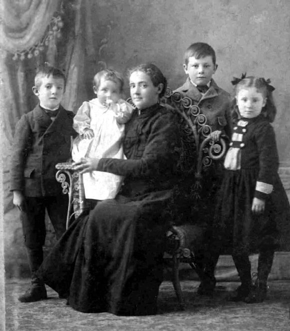 Elizabeth Reynolds and children