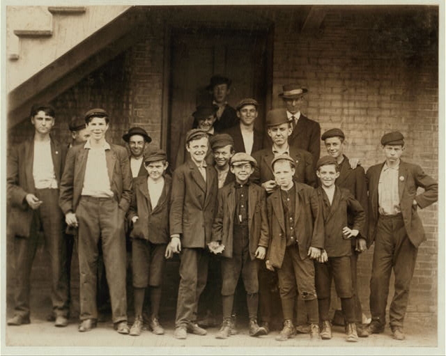 Groups of workers in Delaware Hosiery Mill. Location:...