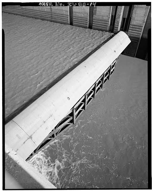 14. DETAIL VIEW OF AUXILIARY LOCK LIFT GATE IN RAISED...