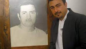 Shaan with a photo of his father, Riaz Shahid.