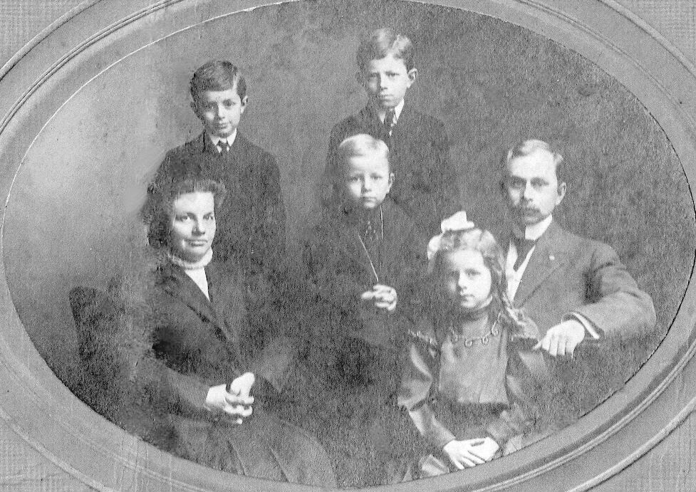 Park & Rhoda (Herman) Weaver family, Indiana 1907