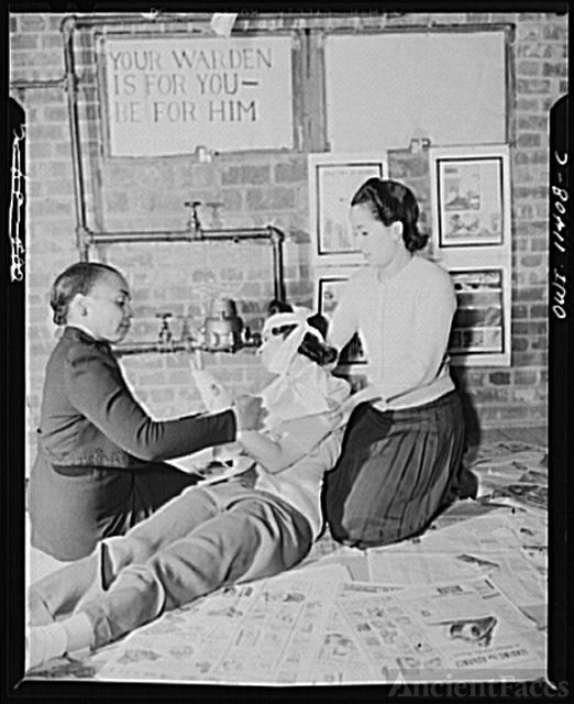 Washington, D.C. First aid class of the air raid warden...