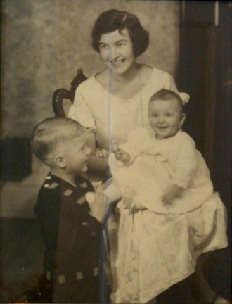 Dorothea with her children Edwin and Rosemary