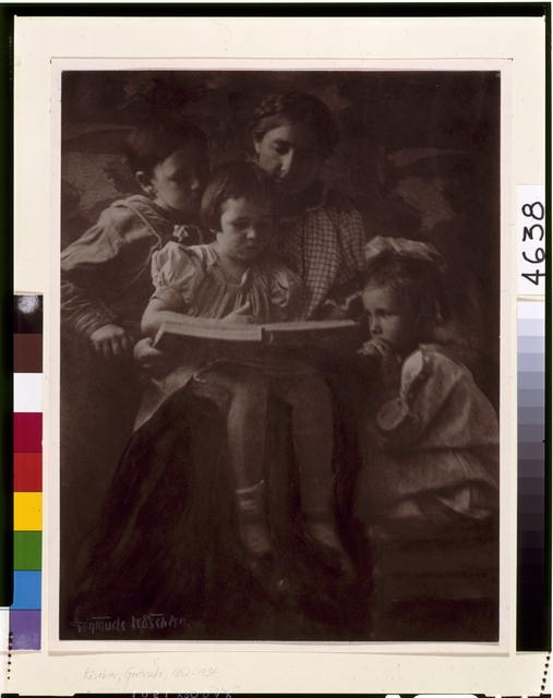 [Woman and children reading] / Gertrude Käsebier.