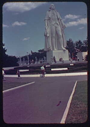 World's Fair. Statue of George Washington