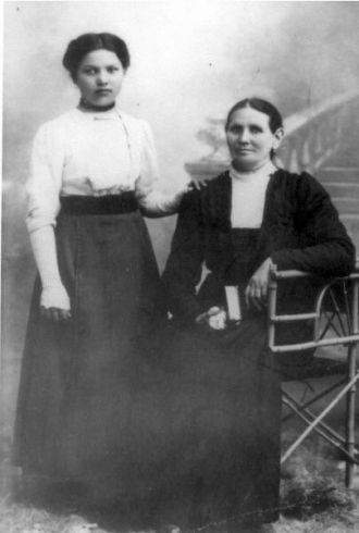 Henrietta & Ernestine Weimann, 1905