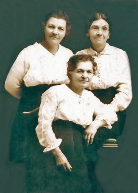 Caroline Eib & Sisters