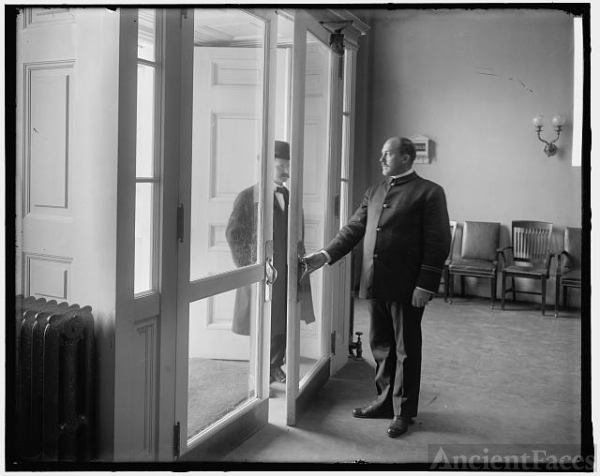 WHITE HOUSE. EXECUTIVE OFFICE ENTRANCE