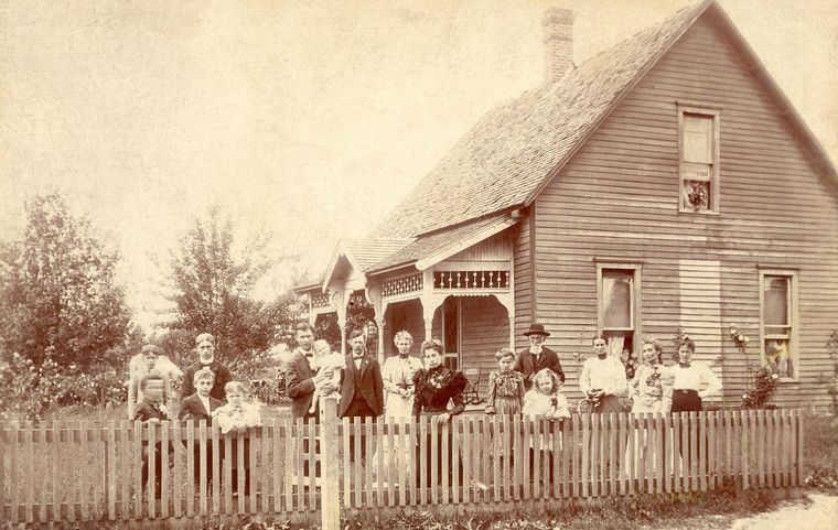 Beckner House and Family 1901