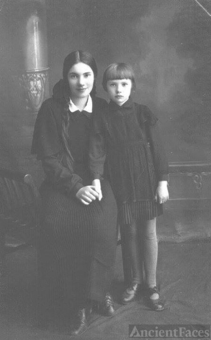 Elena and Nina Wagner