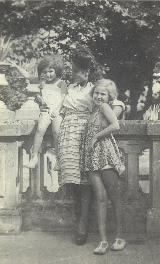Yvette Lide family 1942