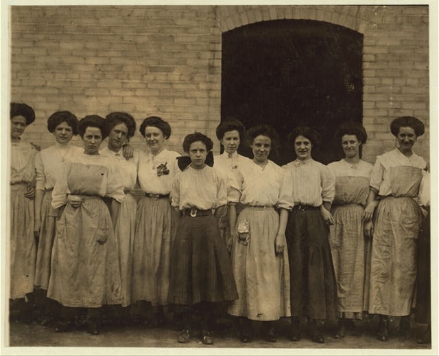 Groups of workers in Delaware Hosiery Mill. Location:...