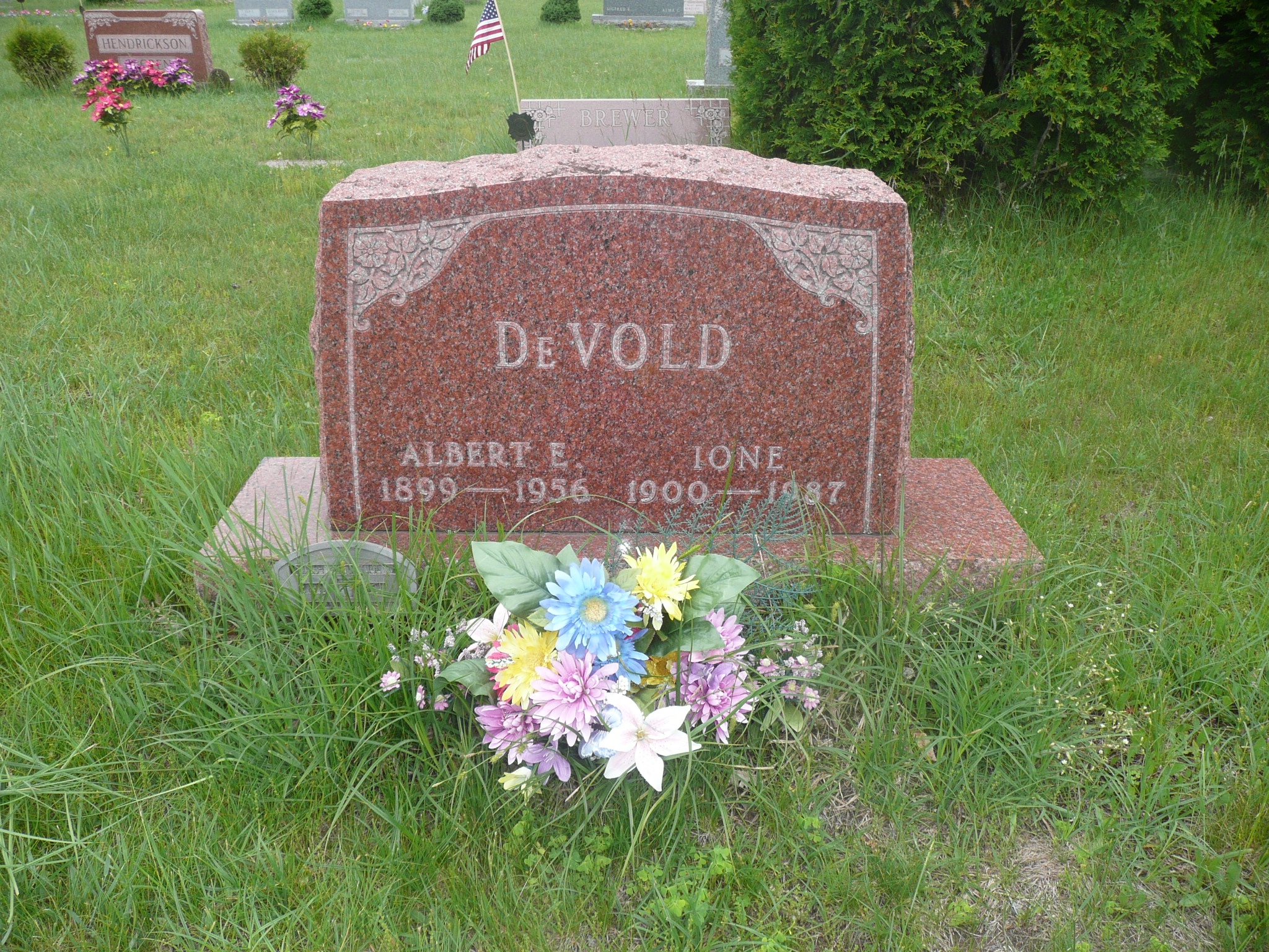 Albert & Ione Devold gravesite