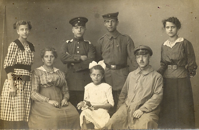 Liska M Wiesner & family, 1913