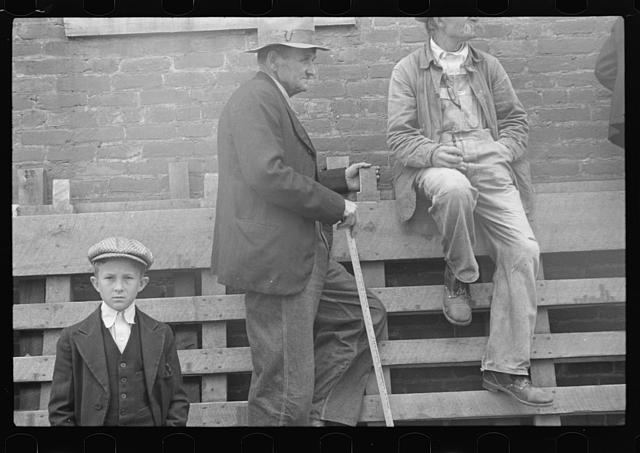 Watching medicine show, Huntingdon, Tennessee