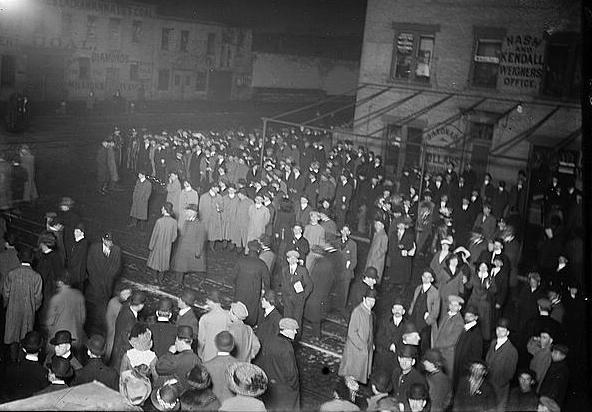 Crowd awaiting Titanic survivors