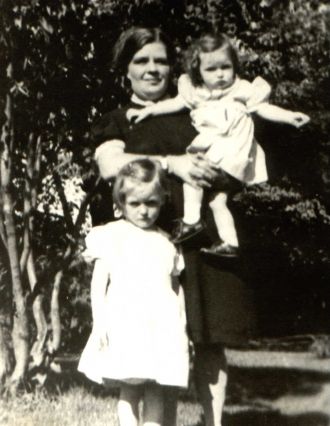 Lillian Loretta Steele Barber & daughters