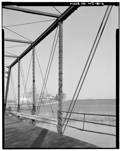 6. VIEW TO WEST. INTERMEDIATE VERTICALS. - Meadow Road...