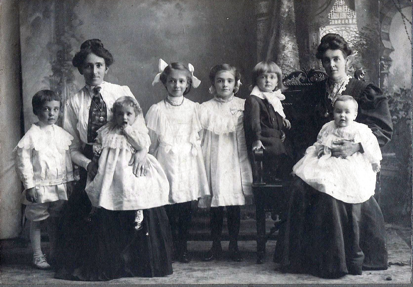 Bertha Gray Hommel, Etta Haraden Gray and their children