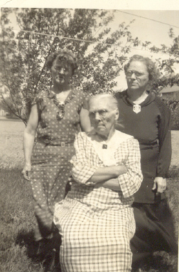 Ida and Ada Carr with mother Margaret Garabrandt