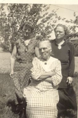 Ida and Ada Carr with mother Margaret Garabrandt