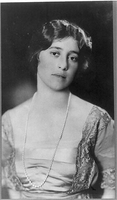 [Mary (Harriman) Rumsey, d. 1934, half length, facing right]
