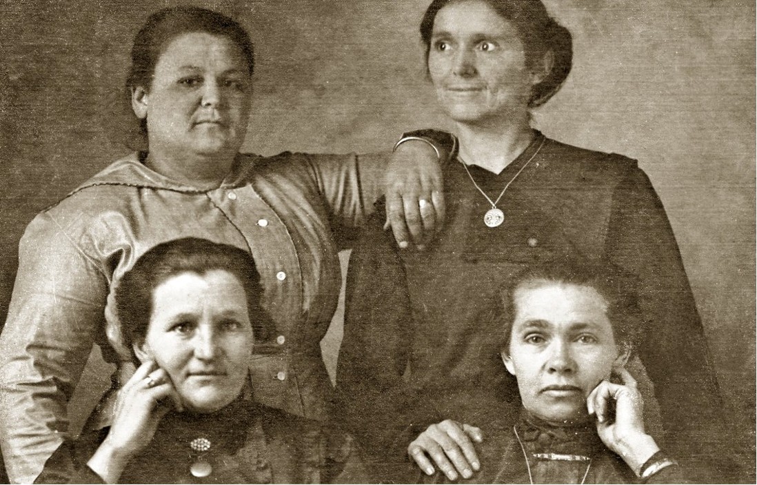 Alice Lee, Mankins (top left)