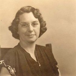 I need more confirmation on this photo. I'm positive it's my mother. Need help . I think it's Pam Thompson. 
