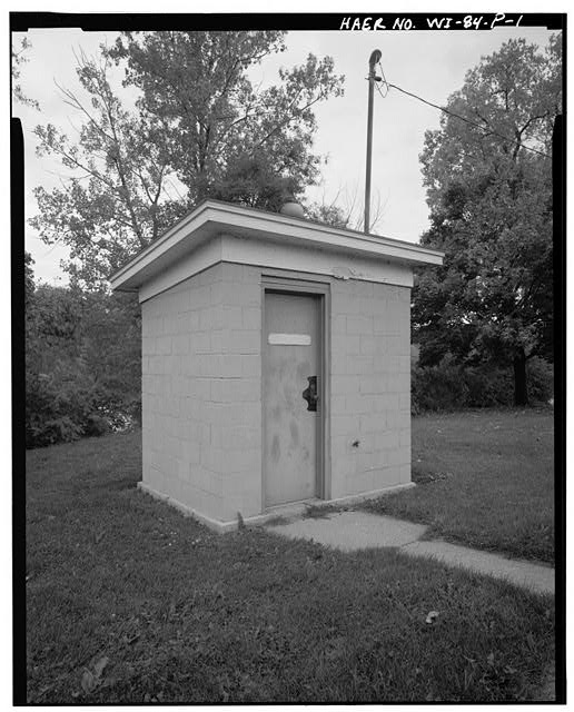 1. VIEW NORTH, Sanitary building - Appleton Locks & Dams,...