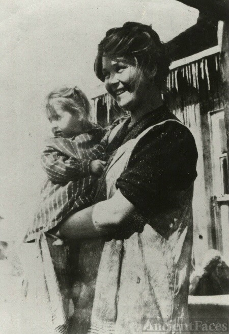 Nina Belle (Swift) & Harriet Harrison, IA