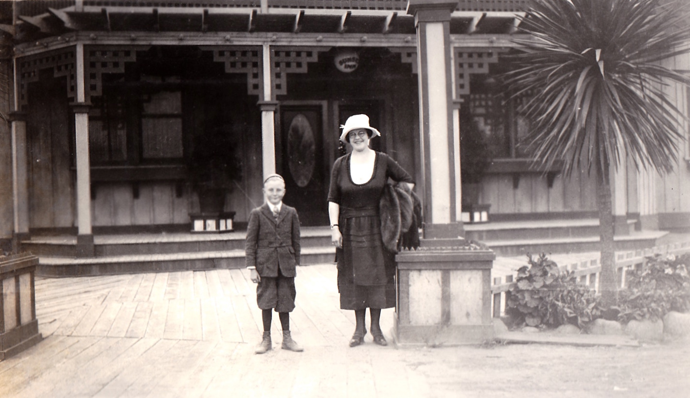 The Sunset Inn - Unknown Family
