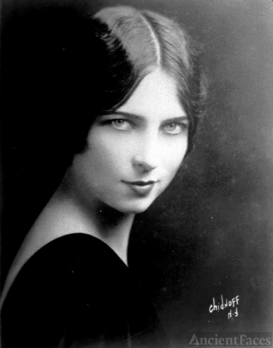Early photo of Agnes Moorehead