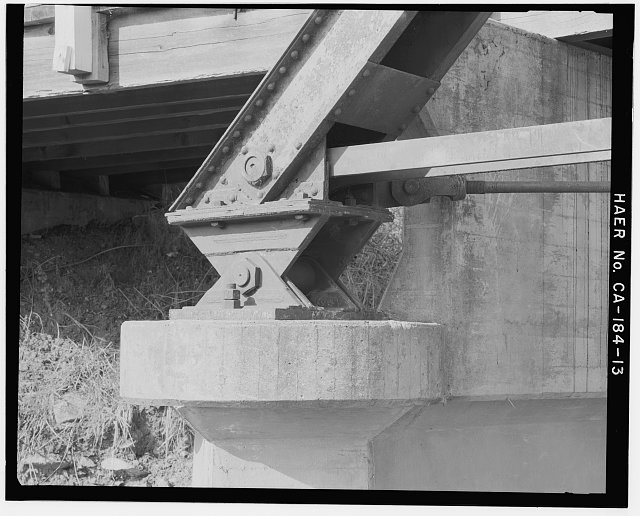 13. VIEW OF SOUTHEAST BEARING SEAT ON SOUTHERN PIER AND...