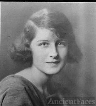 Portrait photograph of Norma Shearer