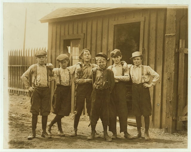 Noon hour at Obear-Nestor Glass Co., East. St. Louis,...