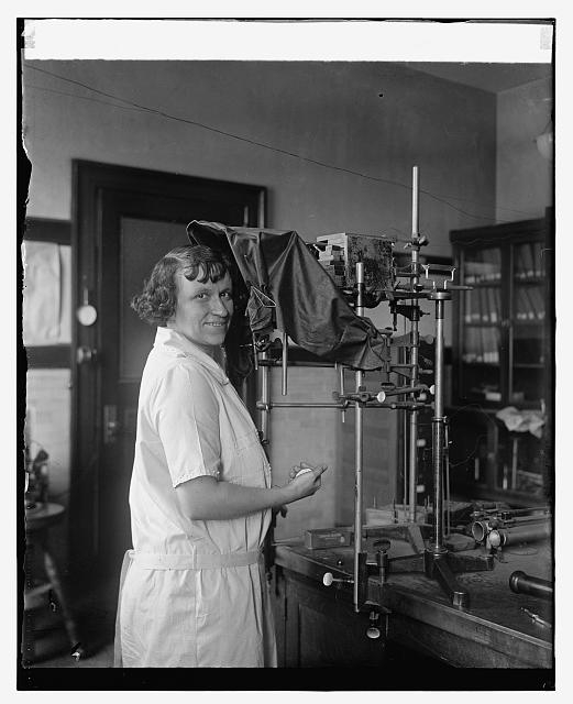 Miss C.L. Larry testing radium, Bu. of Standards, 8/17/25