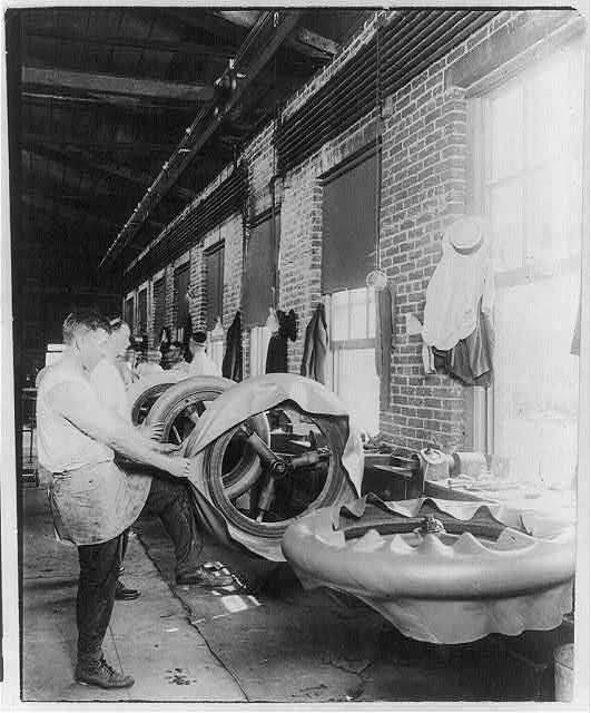 Making hand-made tires - Putting on the first ply