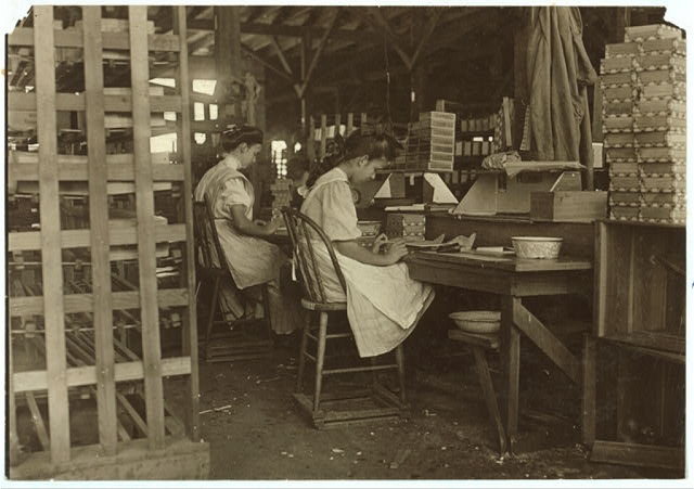 Girls working in Tampa, Fla., Box Factory. I saw 10 small...