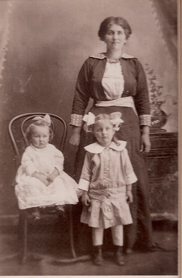 Opal (Clevenger), Helen, & Corrine Reynolds, 1915