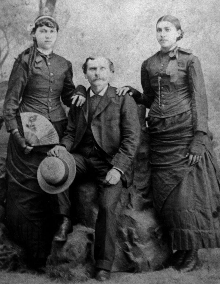 Mary, sister, Della, and Siefke Inhulsen