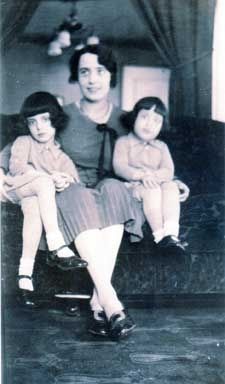 Fotini Papageorge and daughters
