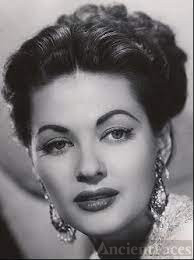 Yvonne DeCarlo.