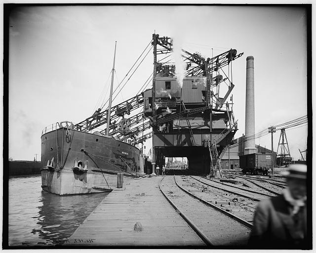 [The Manda unloading ore, Cleveland, Ohio]