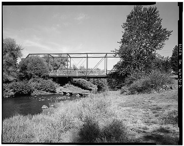 2. CONTEXTUAL VIEW OF BRIDGE, SHOWING DIAGONALS SLOPING...