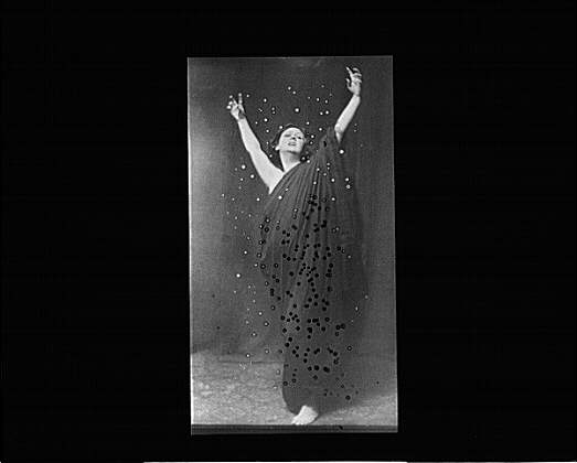 Isadora Duncan dancing