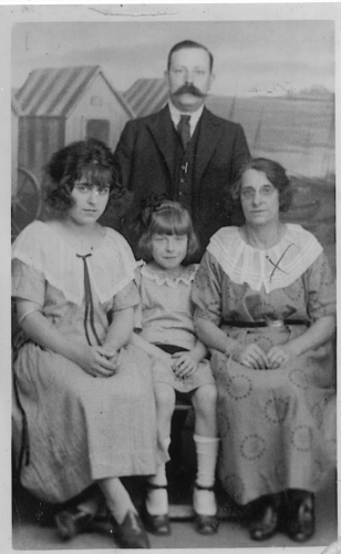 Jane Sells bc 1872 - with her daughter and family